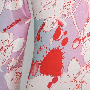 Gros plan du motif floral et texte Jasmine sur haut gothique en satin brillant à manches