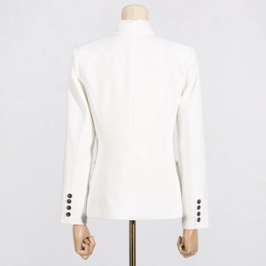 Vue arrière d'un blazer blanc cintré pour femme avec boutons décoratifs aux manches