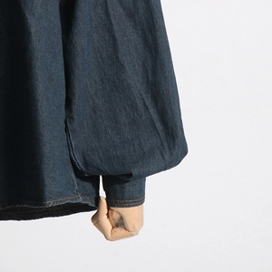 Dettaglio della giacca di jeans blu scuro con maniche a lanterna e polsini stretti