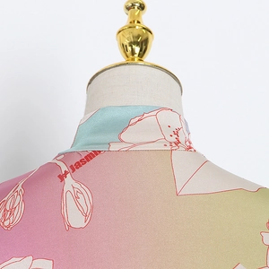 Détail du haut imprimé floral avec lettrage Jasmine au col arrière et tissu en soie dégradée