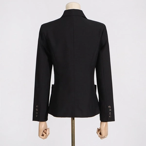 Vue arrière du blazer noir ajusté avec boutons aux poignets et détails de la taille