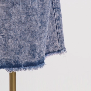 Detail des klassischen Denim-Jackensaums mit Fransen und verstärkten Nähten im Snow-Wash-Stil