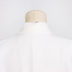 Gros plan du col à revers et des coutures de qualité sur ce blazer blanc cintré