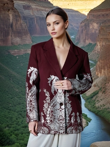 Veste blazer femme bordeaux avec imprimés damassés argentés et col à revers