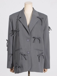 Blazer gris pour femme avec nœuds décoratifs, revers crantés et fermeture à boutons