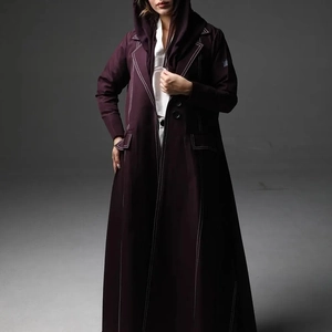 Detailansicht der dunkelvioletten langen Jacke mit weißen Kontrastnähten und Revers