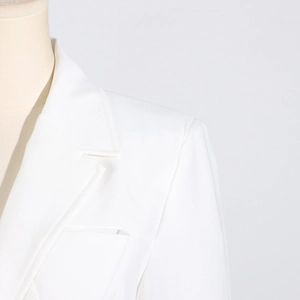 Vue détaillée du revers et des coutures sur une veste blazer blanche pour femme
