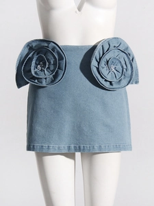 Lichtblauwe denim minirok met grote 3D-stoffen bloemen en een stijlvol A-lijn model