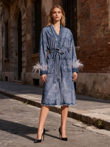 Blaues Wickelkleid aus Denim mit grauen Federmanschetten und Bindegürtel in Streetstyle-Ansicht