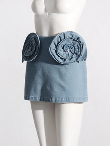 Lichtblauwe denim minirok voor dames met unieke 3D spiraalvormige bloemdecoraties