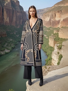 Manteau long à col en V avec broderies dorées sophistiquées dans un décor de canyon