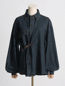 Giacca in denim blu scuro da donna con colletto rovesciato e fibbia decorativa a forma di D