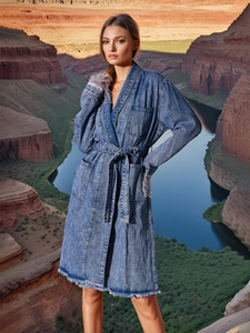 Dunkelblauer Denim-Trenchcoat in mittlerer Länge mit Bindegürtel und Feder-Ärmel-Details