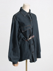 Giacca di jeans blu scuro con cuciture a contrasto e fibbia in metallo in vita