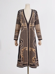Trench-coat long à col en V avec broderie complexe de perles et de perles dorées