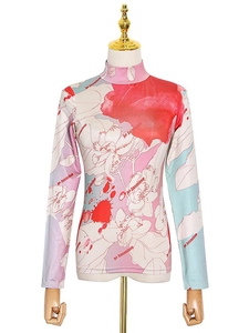 Haut moulant femme à col montant et imprimé gothique rose pour la mode printanière