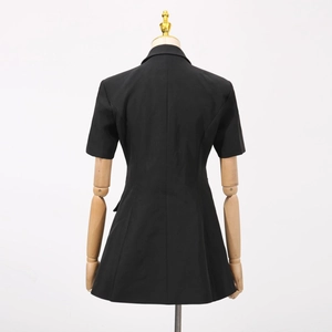 Vue arrière d'une robe blazer noire à manches courtes avec une coupe ajustée