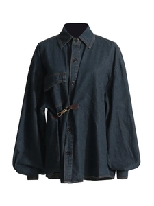 Giacca in denim blu scuro con maniche a lanterna e fibbia metallica su sfondo bianco