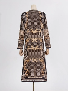 Robe noire à manches longues avec broderie baroque dorée et perles blanches élégantes