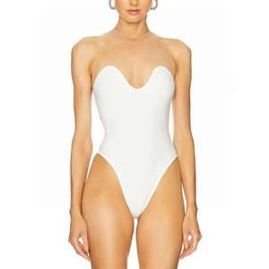 Dettaglio body bianco con scollo a cuore e inserto in rete trasparente sul davanti