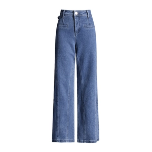 Vue détaillée du jean taille haute avec coutures verticales et fermeture à bouton en métal