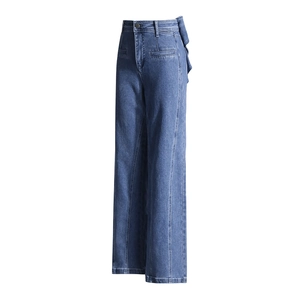 Détail du jean taille haute à jambes larges bleu avec poches cargo et coutures apparentes