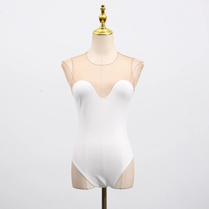 Dettaglio del body bianco senza cuciture con inserto in rete e scollatura a forma di U