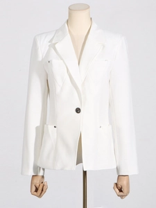 Blazer blanc minimaliste pour femme avec revers classique et détails de rivets métalliques