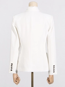 Vue arrière d'un blazer cintré blanc avec épaulettes et boutons aux poignets