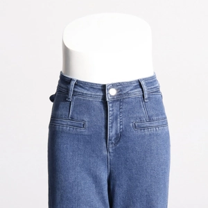 Vue détaillée d'un jean bleu taille haute avec bouton en métal argenté et des poches