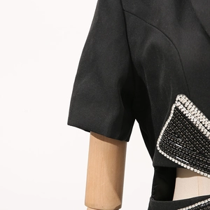 Vue détaillée de la robe blazer noire avec ornements géométriques en strass argentés