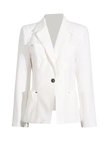 Vue de face d'un blazer cintré blanc avec revers cranté et détails cloutés aux poches