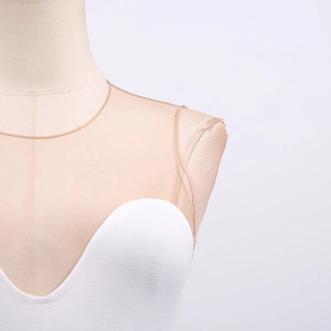 Dettaglio del body bianco con scollatura in mesh trasparente su un manichino sartoriale