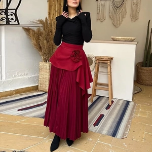 Vue détaillée de la taille d'une jupe plissée rouge avec un accent floral élégant