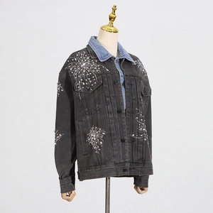 Détail de strass en forme de feu d'artifice sur une veste en jean gris anthracite