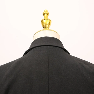Détail du col arrière et de la couture précise sur la robe blazer noire de haute qualité