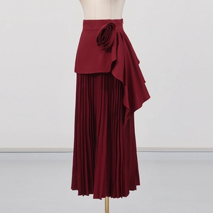 Détail de jupe plissée bordeaux avec fleur 3D et drapé asymétrique élégant pour femme