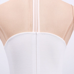 Dettaglio del retro body bianco con cucitura centrale e tre spalline elastiche sottili
