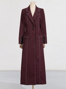 Eleganter burgunderroter langer Trenchcoat mit weißen Kontrastnähten und breitem Revers