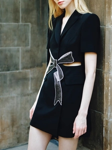 Robe blazer noire à manches courtes avec découpes et un grand nœud en strass brillant