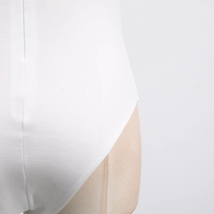 Dettaglio macro del tessuto del body bianco senza cuciture e della trama a maglia fine