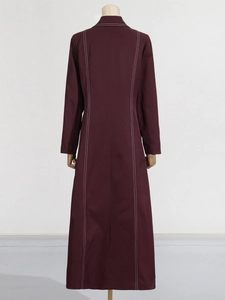 Damen-Trenchcoat in Burgund mit weißen Kontrastnähten an der Rückseite des Mantels