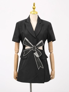 Robe blazer noire chic à manches courtes avec découpes et grand nœud à paillettes