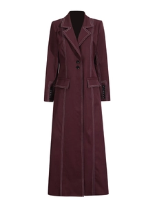Langer bordeauxroter Trenchcoat mit Kontrastnähten und klassischem Revers für Damen