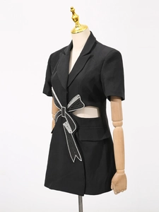 Robe blazer noire à manches courtes ornée d'un grand nœud en strass avec détails découpés