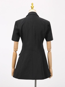 Robe blazer noire chic à manches courtes avec couture arrière ajustée sur mannequin