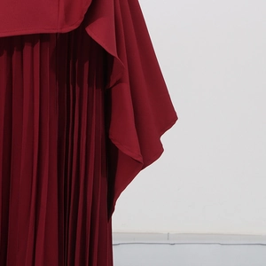 Détail du tissu plissé rouge foncé avec une texture élégante et une finition drapée