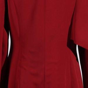 Détail du dos d'un manteau rouge foncé avec coutures structurées et bords francs stylés