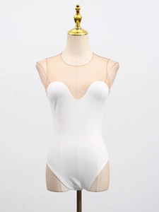 Body bianco senza maniche con design patchwork in rete su un manichino in uno studio