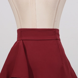 Vue détaillée de la jupe rouge à taille haute avec volants élégants et texture de tissu tissé
